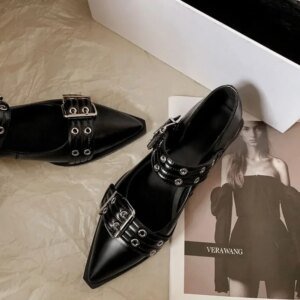 Sapatos femininos de salto baixo e elegantes